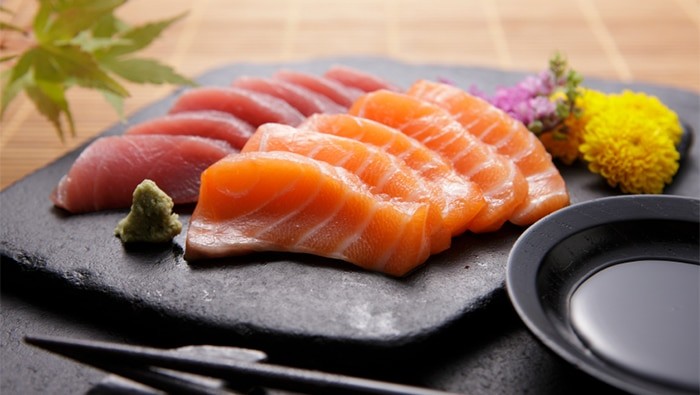 Khi có thai, mẹ bầu nên kiêng các loại thịt cá sống như món sashimi