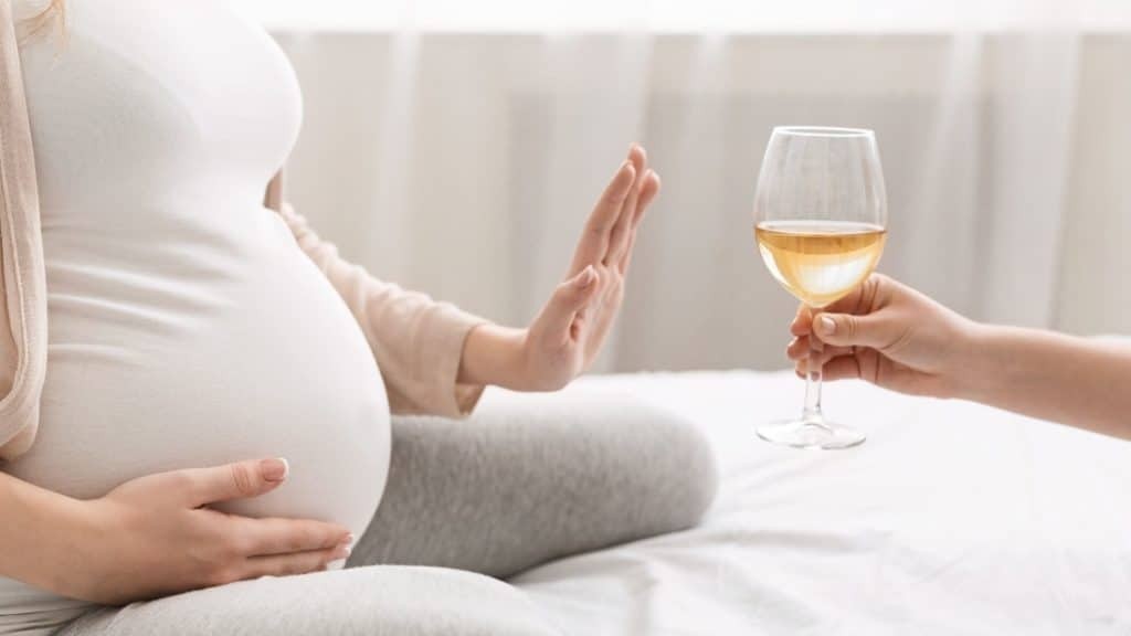 Mẹ bầu tuyệt đối kiêng rượu bia và thức uống có cồn để bảo vệ sức khỏe