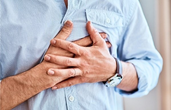 Khi nhịp tim chậm và có các triệu chứng như đau ngực, ngất hãy đến khám bác sĩ ngay