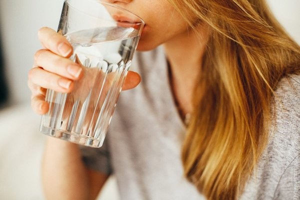 Bệnh nhân sỏi thận cần uống nhiều nước