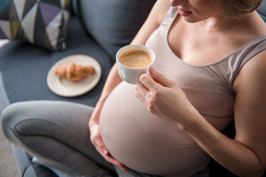Phụ nữ khi mang thai cần chú ý lượng caffeine nạp vào cơ thể để đảm bảo an toàn cho cả mẹ và bé