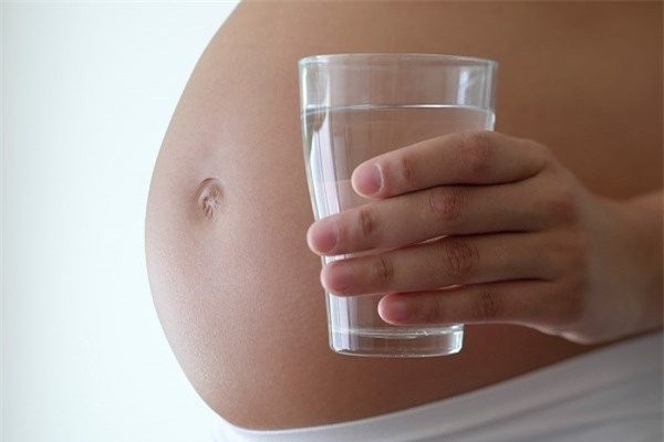 Uống đủ nước khi mang thai