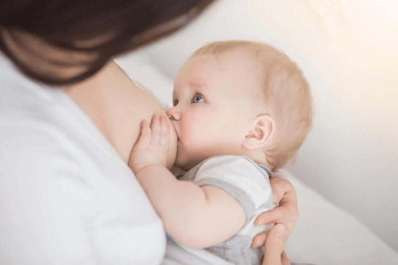 Trẻ bú sữa mẹ có miễn dịch nhiều hơn so với trẻ được nuôi bằng sữa công thức.