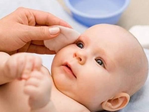 Làm sạch mũi cho trẻ sơ sinh bị nghẹt mũi
