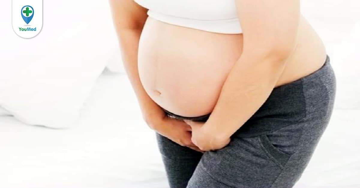Có những nguyên nhân gì gây ra đau bụng lâm râm và ra dịch hồng khi mang thai?
