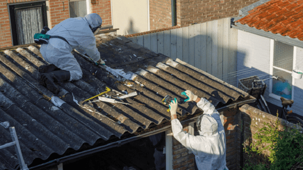  Ảnh chụp thợ đang lấy Asbestos từ tôn