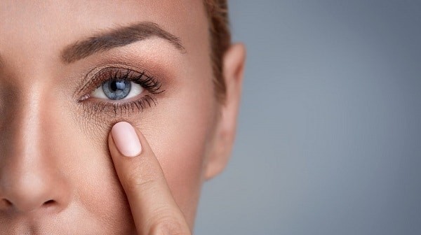 Da vùng mắt tương đối mỏng nên cần chăm sóc cẩn thận