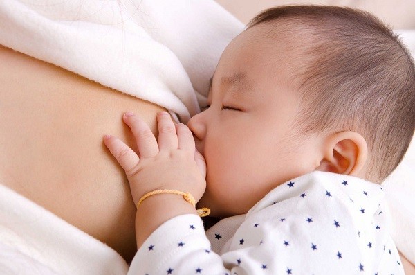 Có cần cho trẻ sơ sinh uống nước khi đã bú sữa mẹ hoàn toàn không?