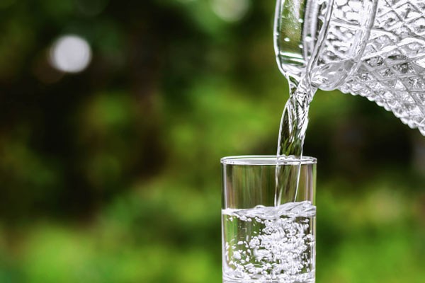 Trung bình mỗi ngày một người trưởng thành cần uống 2 lít nước để đảm bảo đủ lượng nước cần thiết cho cơ thể