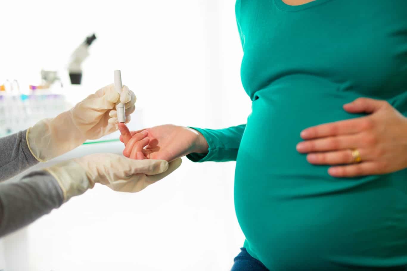 Tiểu đường thai kỳ là yếu tố nguy cơ gây nhiễm trùng tiểu khi mang thai