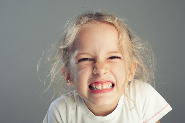 Nghiến răng có thể gây ảnh hưởng xấu đến răng miệng của trẻ