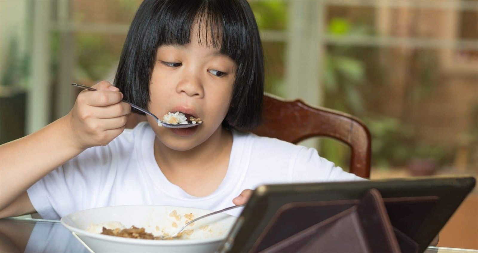 Không nên cho trẻ dùng thiết bị điện tử khi ăn