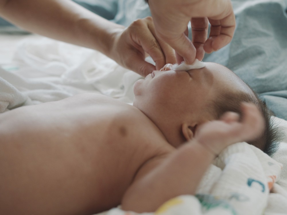 Làm sạch mũi cho trẻ sơ sinh bị nghẹt mũi