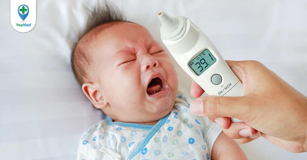 Trẻ sơ sinh bị sốt: Mẹ cần xử trí như thế nào?