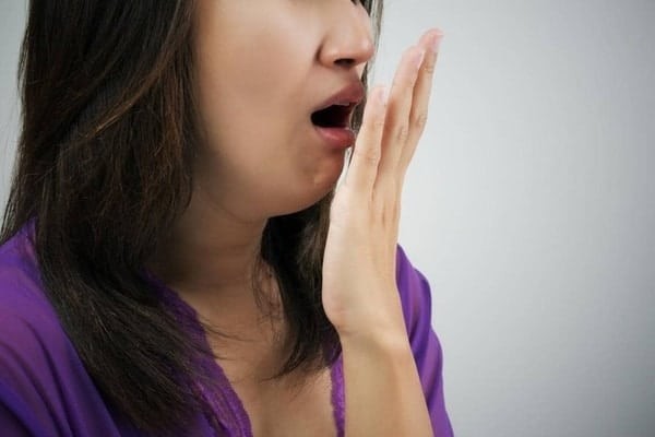 Vệ sinh lưỡi sẽ giúp bạn giảm được tình trạng hôi miệng