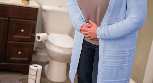 Đau bụng có thể gặp trong nhiễm C. difficile từ nhẹ đến nặng