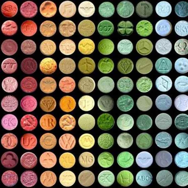 Ecstasy (thuốc lắc) với đầy đủ chủng loại và màu sắc.