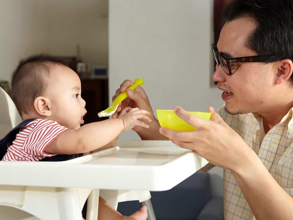 Trẻ thường với tay để lấy đồ ăn từ ba mẹ khi đói