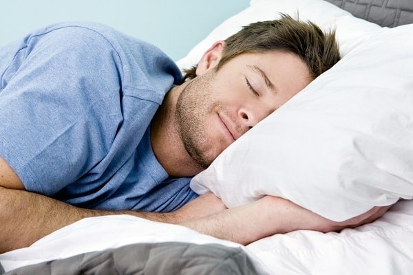 Đi ngủ đúng giờ và ngủ đủ giấc sẽ giúp ích cho cải thiện bệnh đau đầu cụm Điều trị hỗ trợ