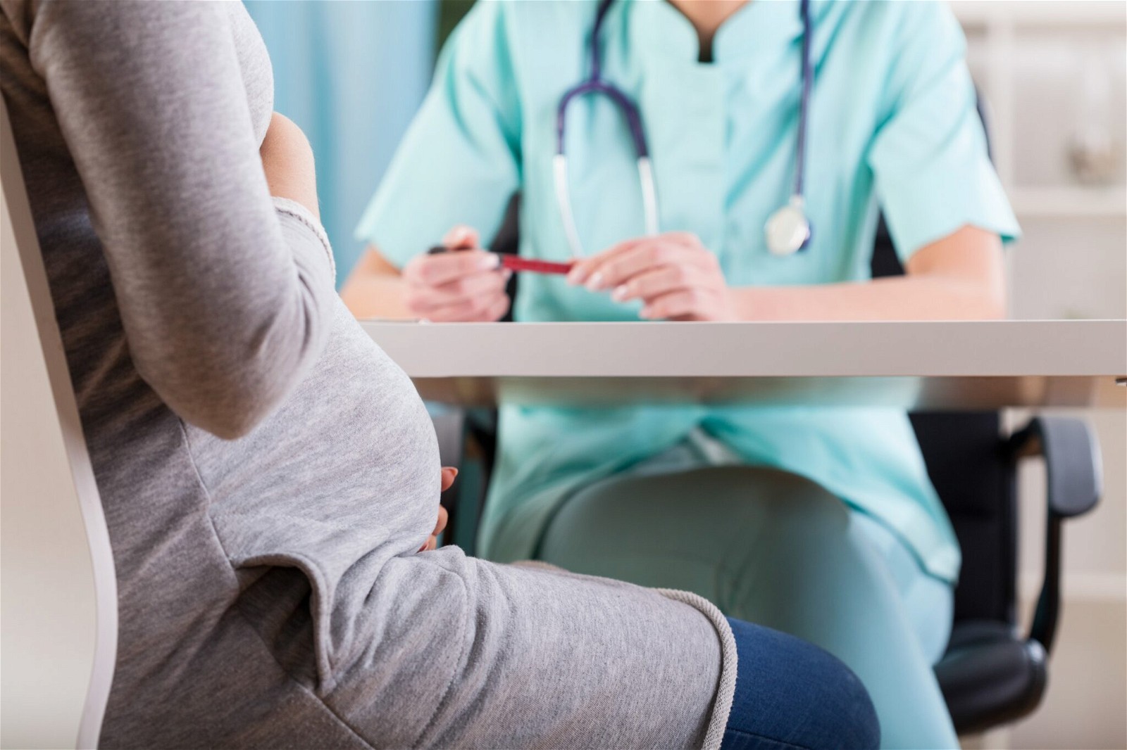 Khi muốn sử dụng các loại thuốc khi mang thai, mẹ bầu cần hỏi kỹ bác sĩ đang thăm khám cho mình