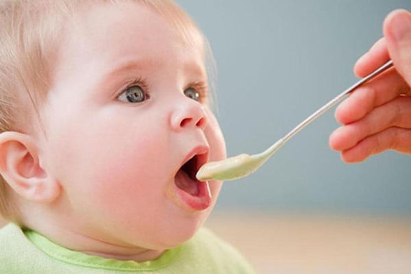 Một chế độ ăn hoặc thực phẩm không thích hợp có thể dẫn đến chứng đầy hơi cho trẻ