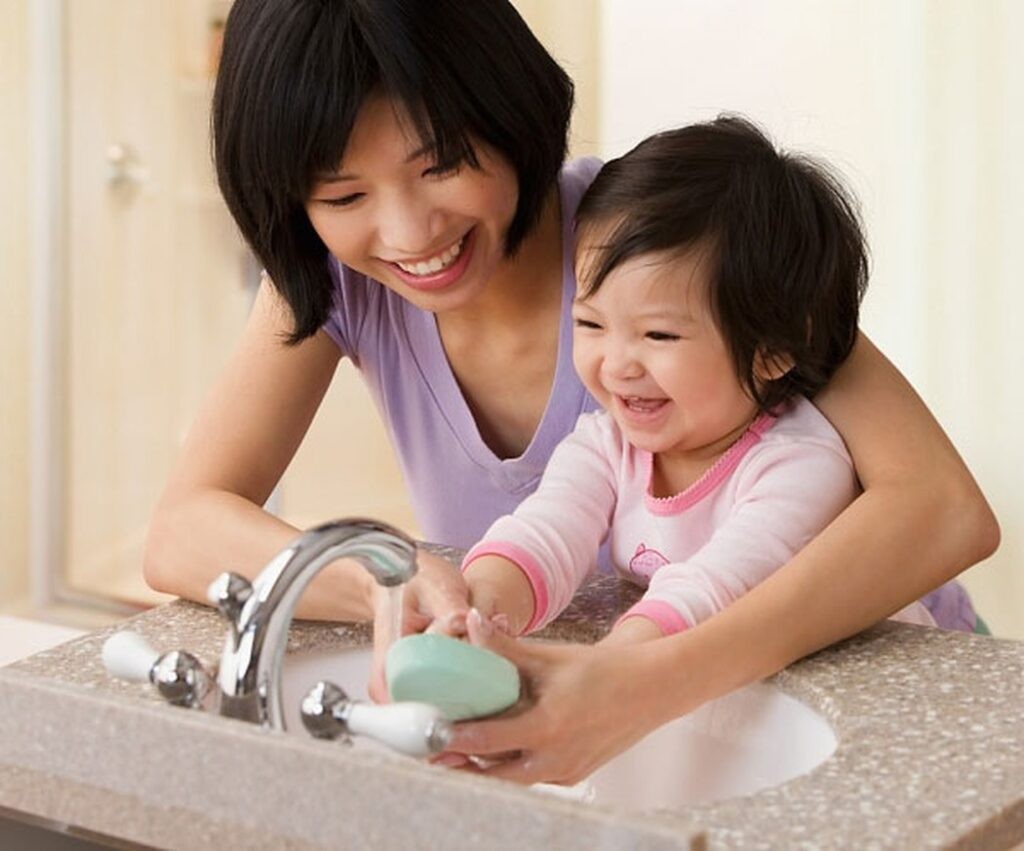 tập rửa tay để phòng tránh viêm họng ở trẻ em