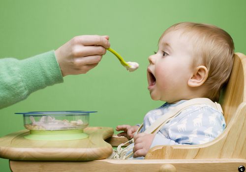 Khi nào thì nên bắt đầu cho trẻ ăn dặm ? - YouMed