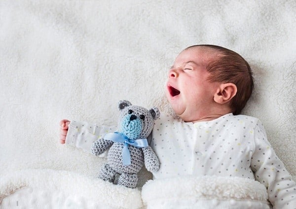 Đôi khi trẻ ngủ ngáy do dị ứng với bụi từ chăn mền hay đồ chơi