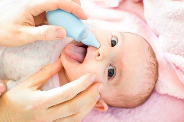 Nhỏ 2 tới 3 giọt nước muối sinh lý mỗi ngày giúp loãng dịch tiết mũi ở trẻ