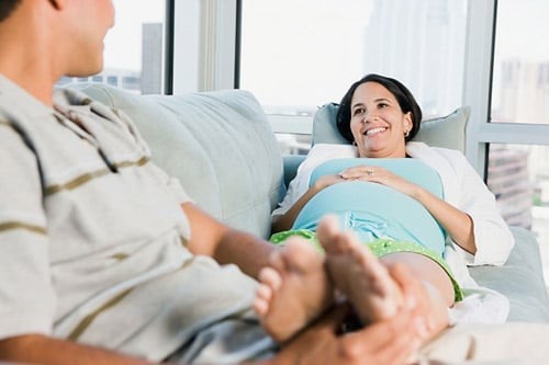 Mát-xa chân khi mang thai có thể giúp giảm phù nề