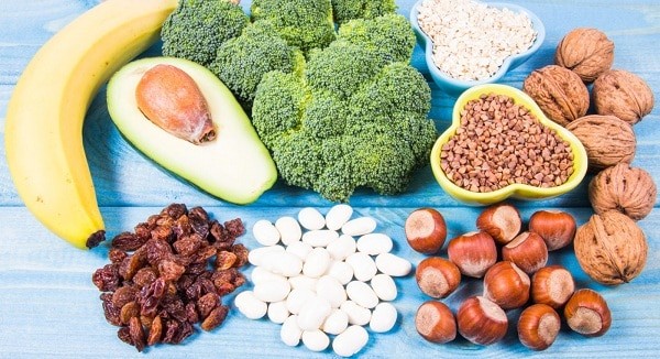 Vitamin B3 thường có trong thịt động vật, các loại hạt, rau có màu xanh đậm...