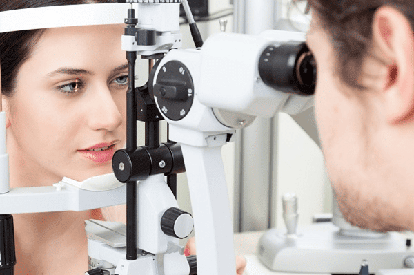 Bác sĩ mắt có thể khám bằng đèn khe để đánh giá tình trạng giác mạc của bạn