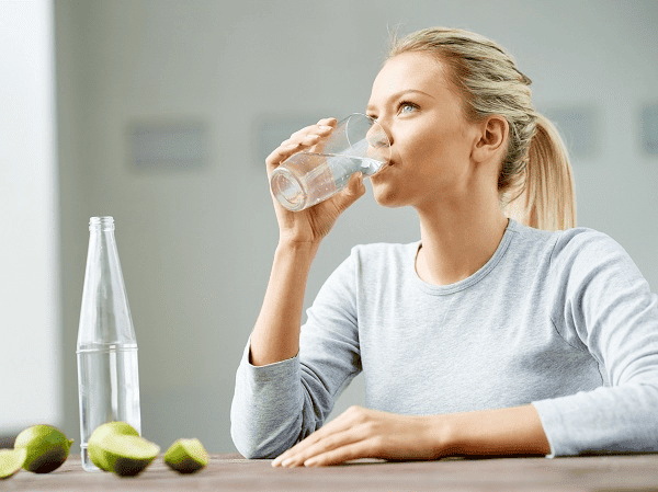 Uống nước để giảm khô miệng