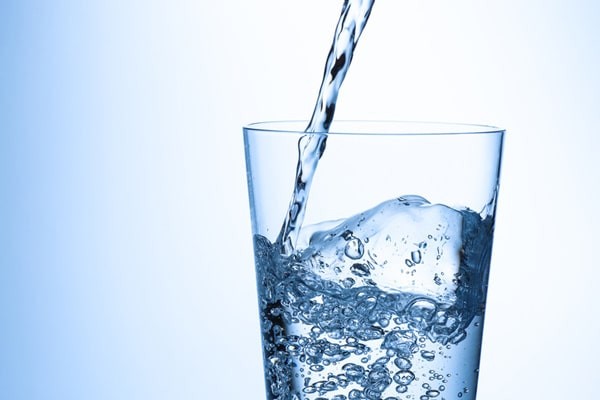 Uống đủ nước góp phần làm sạch đường tiểu hơn