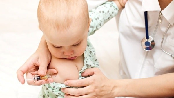 Virus HBV có thể lây từ mẹ sang con, nên bé cần được chích vắc-xin ngay sau sinh