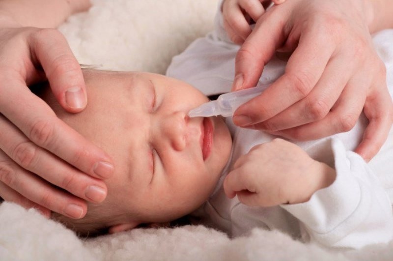Nhỏ mũi cho trẻ trước khi ngủ giúp khắc phục tình trạng ngủ ngáy