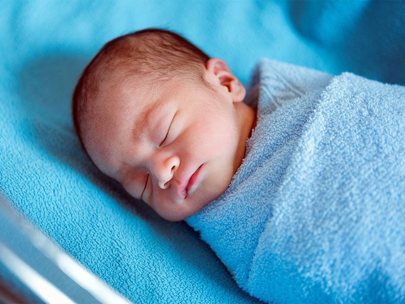 Cho trẻ nằm ngửa khi ngủ để tránh trẻ khó thở