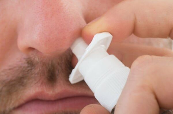 Sử dụng các loại thuốc xịt mũi tại chỗ có thể giúp làm giảm triệu chứng