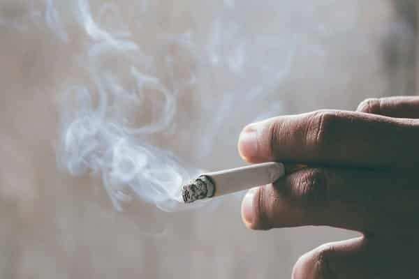 Hút thuốc lá có thể làm nặng thêm nếp nhăn vùng mắt