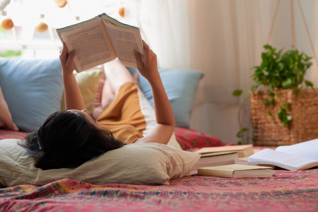 Thói quen đọc sách trước khi ngủ sẽ giúp bạn có một giấc ngủ sâu hơn!