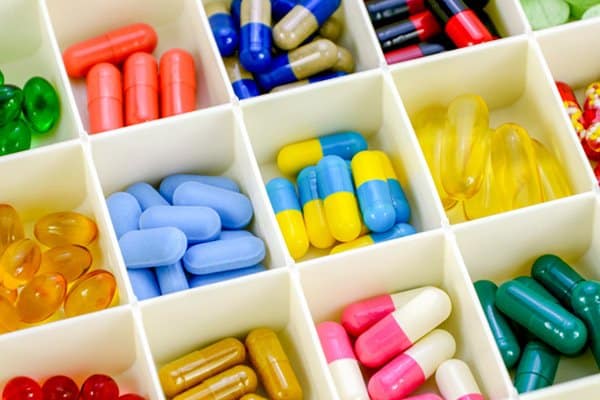 Uống thuốc là một trong những bước điều trị đầu tiên