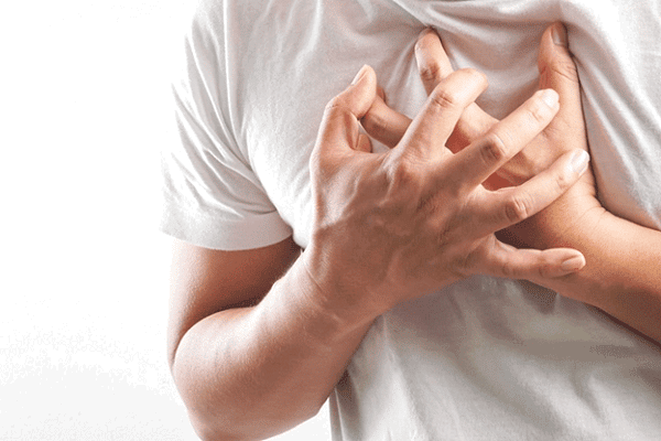 Một trong những triệu chứng của bệnh là đánh trống ngực