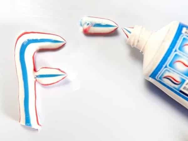 kem đánh răng chứa fluoride