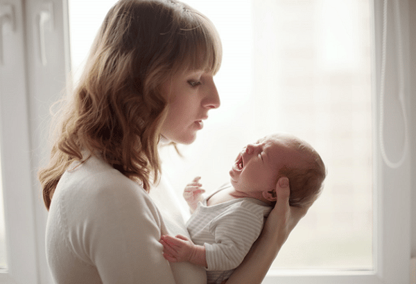  Cơn khóc co thắt thường bắt đầu từ 2 tuần tuổi ở trẻ đủ tháng và sẽ giảm dần khi trẻ được 3 tháng tuổi