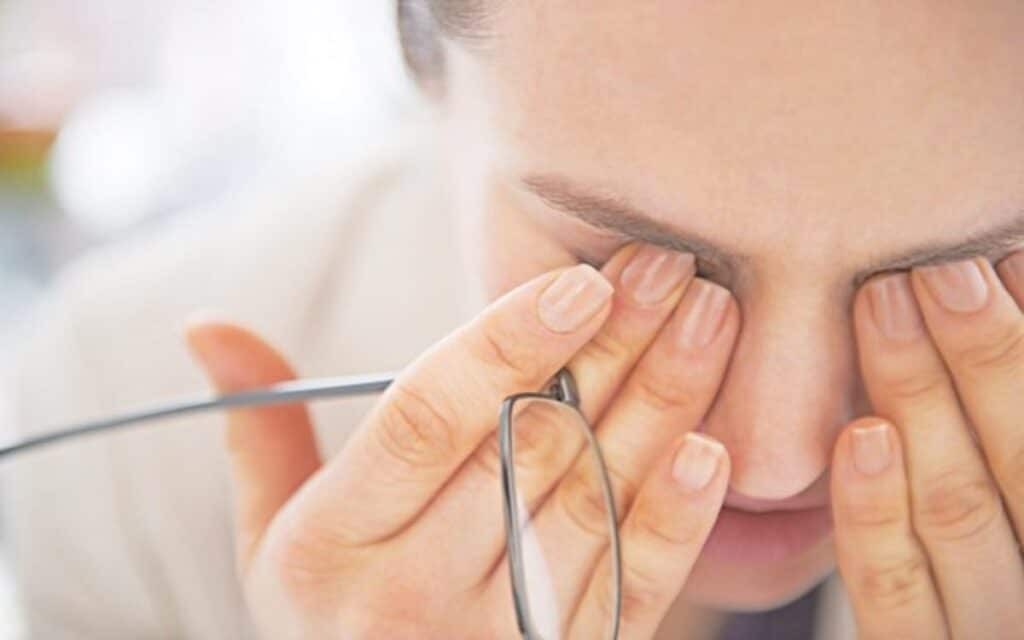 Khô mắt là triệu chứng đầu tiên của thiếu vitamin A