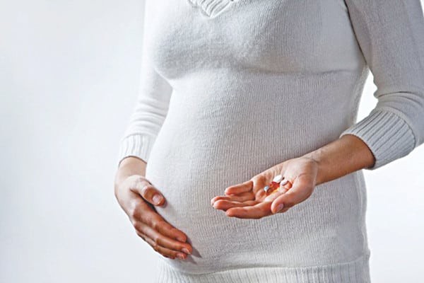 Thận trọng khi dùng thuốc Ceftriaxone cho phụ nữ mang thai và cho con bú