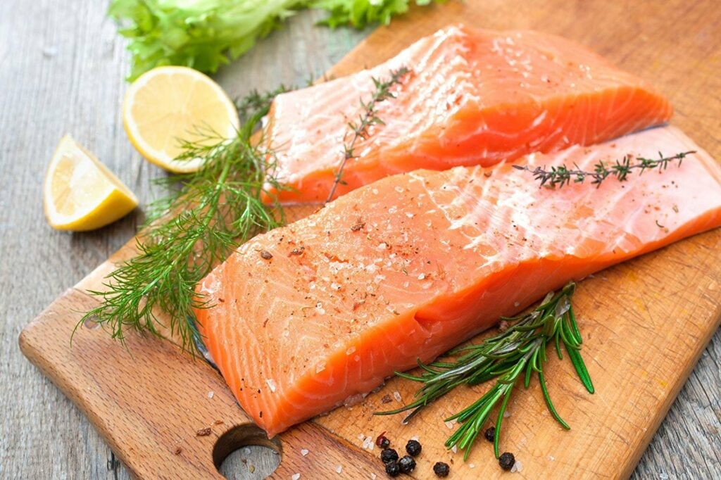 Cá hồi là một nguồn cung cấp vitamin B5 dồi dào