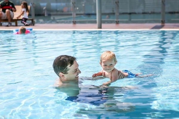 Các bậc phụ huynh nên cho trẻ tập bơi từ sớm