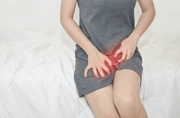 Tiết dịch âm đạo và đau vùng kín là một trong những dấu hiệu viêm âm đạo