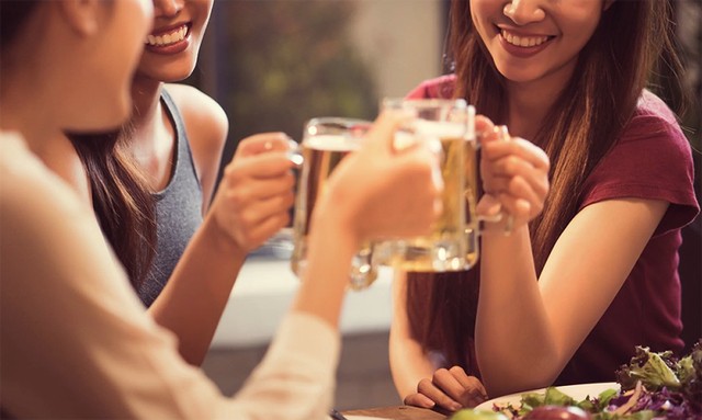 Uống rượu bia cũng là một trong những yếu tố nguy cơ gây ung thư vú